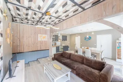 Coin salon dans l'établissement La Maison du Bois Brûlé 3 - Avec piscine partagée
