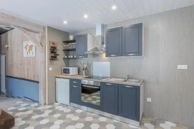 Cuisine ou kitchenette dans l'établissement La Maison du Bois Brûlé 3 - Avec piscine partagée