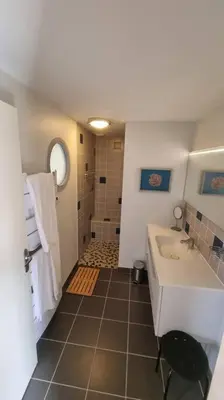Salle de bains dans l'établissement Maison à l'Orée des bois