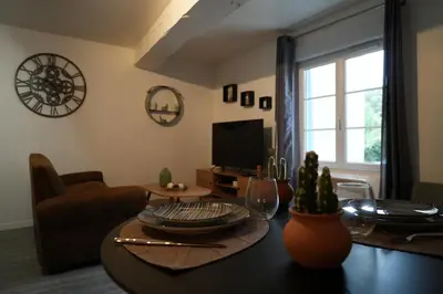 Télévision ou salle de divertissement dans l'établissement Le Joli’Mans, appartement refait à neuf, entièrement équipé, pour 2 personnes, proche quartier historique et centre