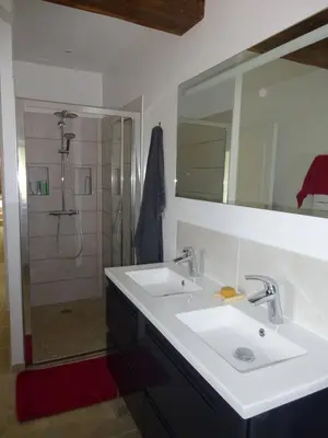 Salle de bains dans l'établissement Gîte La Coulée des Robins