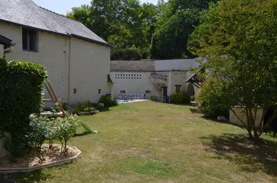 Jardin de l'établissement Chambre Gargantua Le dolmen