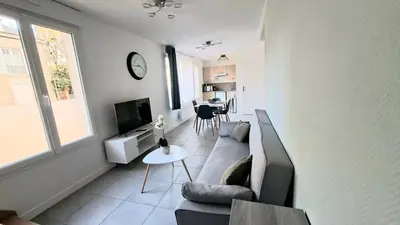 Télévision ou salle de divertissement dans l'établissement Appartement Duplex Cosy avec place de parking privée