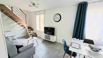 Télévision ou salle de divertissement dans l'établissement Appartement Duplex Cosy avec place de parking privée