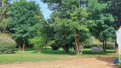 Jardin de l'établissement Cottage de 13 personnes proche du Mans