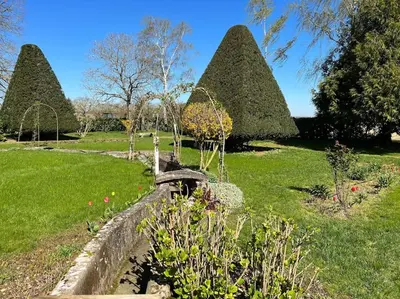 Jardin de l'établissement Le Gîte des Marronniers - location 3* avec piscine
