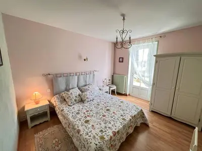 Un ou plusieurs lits dans un hébergement de l'établissement Le Gîte des Marronniers - location 3* avec piscine