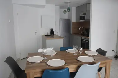 Cuisine ou kitchenette dans l'établissement Apptt rénové bien situé parking terrasse vélos