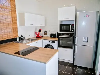 Cuisine ou kitchenette dans l'établissement Nicolas en Vienne - Cosy, Confortable, Tout équipé