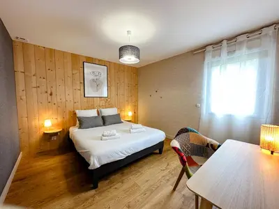 Un ou plusieurs lits dans un hébergement de l'établissement Gites-domainedupin, cottage Bain Nordique PRIVÉ