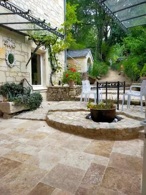 Jardin de l'établissement Les troglos de Cumeray