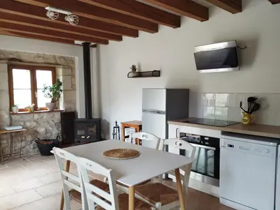 Cuisine ou kitchenette dans l'établissement Jolie maison au calme