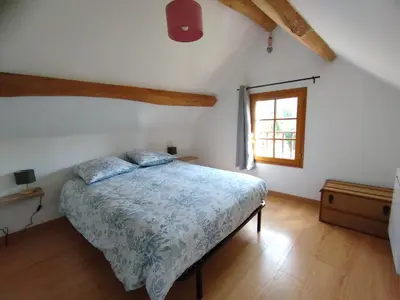 Un ou plusieurs lits dans un hébergement de l'établissement Jolie maison au calme