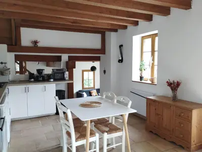 Cuisine ou kitchenette dans l'établissement Jolie maison au calme