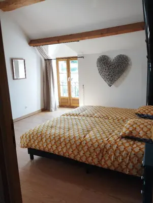 Un ou plusieurs lits dans un hébergement de l'établissement Jolie maison au calme