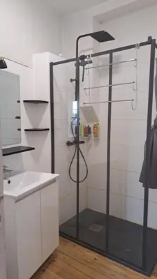 Salle de bains dans l'établissement Maison centre Connerré - Proche 24h - 11 pers - 4 chambres