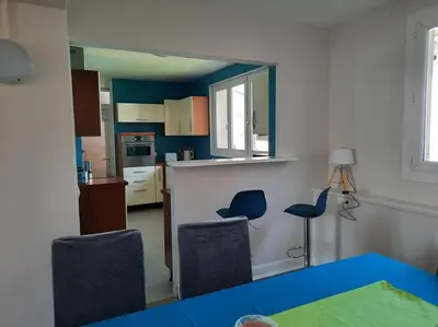 Cuisine ou kitchenette dans l'établissement Maison centre Connerré - Proche 24h - 11 pers - 4 chambres