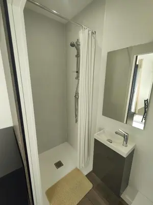 Salle de bains dans l'établissement Domaine du Moulin Neuf aux portes de Beauval