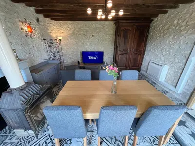 Télévision ou salle de divertissement dans l'établissement Gîte L'Arche - Maison familiale 7 pers avec jacuzzi privatif entre Blois et Amboise