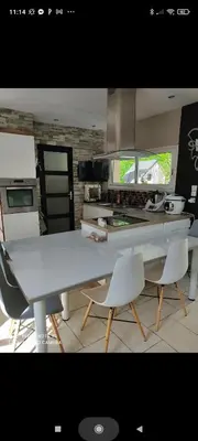 Cuisine ou kitchenette dans l'établissement Familly 3 se trouve a 10 min du circuit des 24 h du mans 1 H 30 du péage saint Arnoult 15 min du pôle européen du cheval a savignee l'évêque
