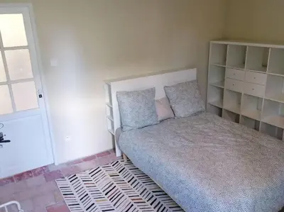 Un ou plusieurs lits dans un hébergement de l'établissement CHEZ LOLO Maison chaleureuse avec cheminée