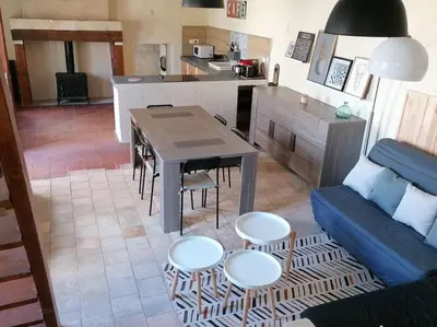 Cuisine ou kitchenette dans l'établissement CHEZ LOLO Maison chaleureuse avec cheminée