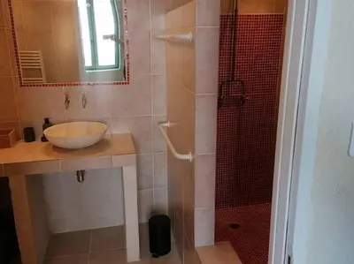 Salle de bains dans l'établissement CHEZ LOLO Maison chaleureuse avec cheminée