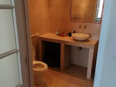 Salle de bains dans l'établissement CHEZ LOLO Maison chaleureuse avec cheminée