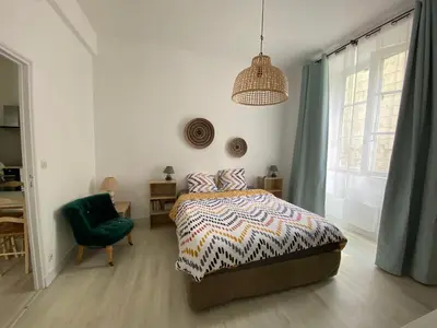 Un ou plusieurs lits dans un hébergement de l'établissement Appartement Cosy avec vue sur le château