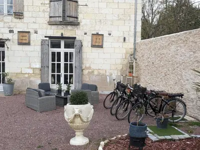 Vélo sur le terrain de l'établissement L'Écrin de l'Amour ou dans les environs