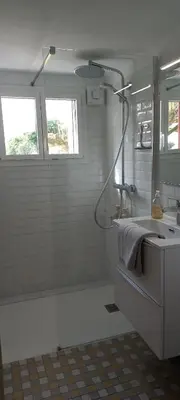 Salle de bains dans l'établissement La troglo aux oiseaux
