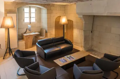 Coin salon dans l'établissement Fontevraud L'Ermitage
