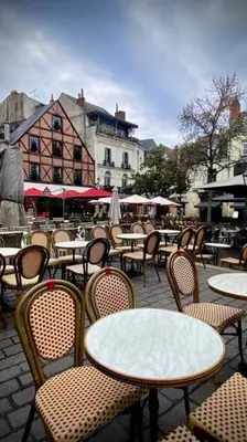 Restaurant ou autre lieu de restauration dans l'établissement Tours - Grand appartement - centre ville parking gratuit