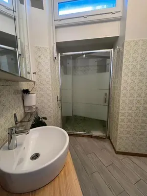 Salle de bains dans l'établissement Le duo des Garennes - Entre confort & indépendance - Cour extérieure en centre ville de Blois