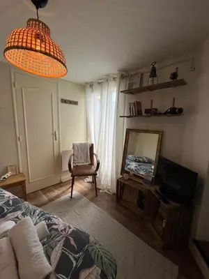 Télévision ou salle de divertissement dans l'établissement Le duo des Garennes - Entre confort & indépendance - Cour extérieure en centre ville de Blois
