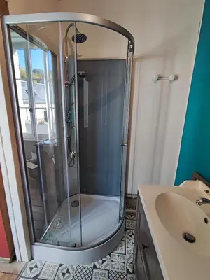 Salle de bains dans l'établissement Gîte de la vallée à Courdemanche Sarthe