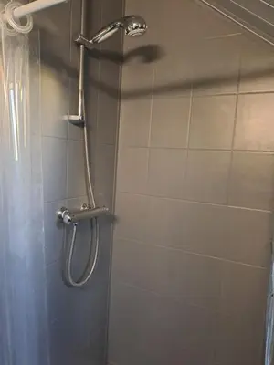 Salle de bains dans l'établissement Chambre aux portes du circuit