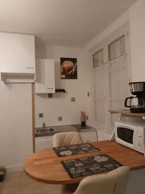 Cuisine ou kitchenette dans l'établissement Cocon calme, 2 pièces Tours proche bord de Loire