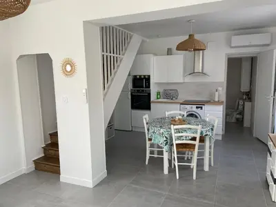 Cuisine ou kitchenette dans l'établissement Charmante maison entièrement rénovée cœur de ville