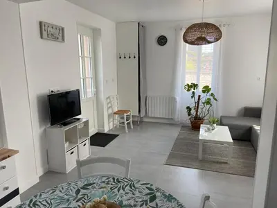Télévision ou salle de divertissement dans l'établissement Charmante maison entièrement rénovée cœur de ville