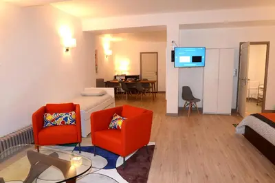 Télévision ou salle de divertissement dans l'établissement Les Chambres Panda