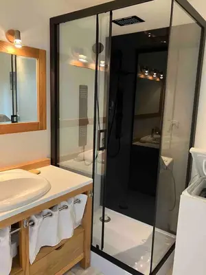 Salle de bains dans l'établissement charmant studio dans une longère