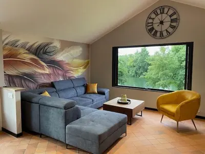 Coin salon dans l'établissement Chalet cosy à La Flèche avec terrasse et vue rivière - FR-1-410-424
