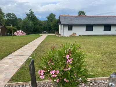 Jardin de l'établissement Chalet cosy à La Flèche avec terrasse et vue rivière - FR-1-410-424