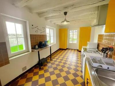 Cuisine ou kitchenette dans l'établissement Gîte Rénové en Tuffeau avec Jardin, Animaux Bienvenus - FR-1-381-556