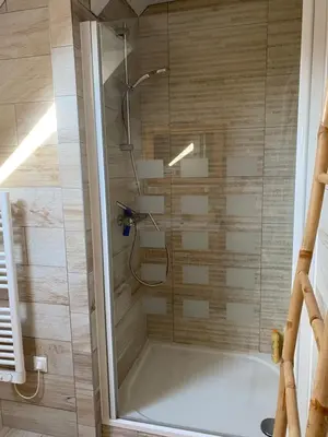 Salle de bains dans l'établissement Chambre proche circuit