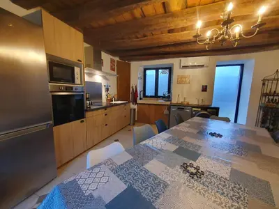 Cuisine ou kitchenette dans l'établissement de la salle gite 8 personnes à la campagne avec jacuzzi 4 chambres 3 WC