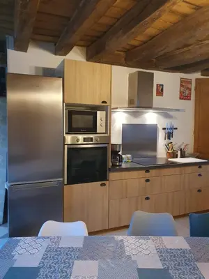 Cuisine ou kitchenette dans l'établissement de la salle gite 8 personnes à la campagne avec jacuzzi 4 chambres 3 WC