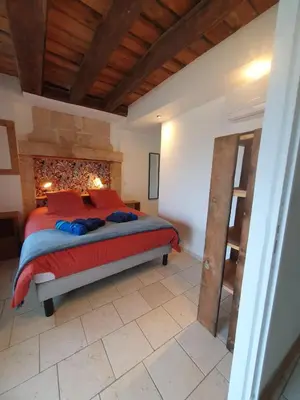 Un ou plusieurs lits dans un hébergement de l'établissement de la salle gite 8 personnes à la campagne avec jacuzzi 4 chambres 3 WC