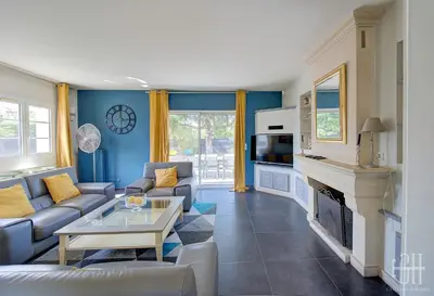 Télévision ou salle de divertissement dans l'établissement Maison familiale - Spacieuse - Jardin - Parking